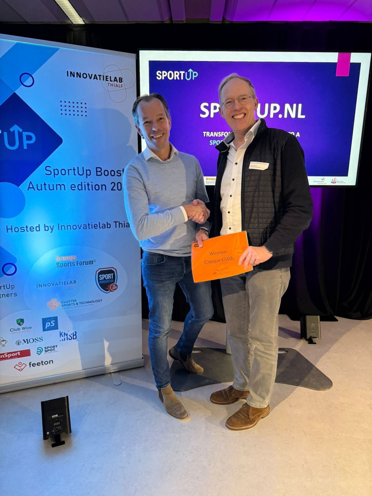 Club Wize ontvangt de winnaarscheque